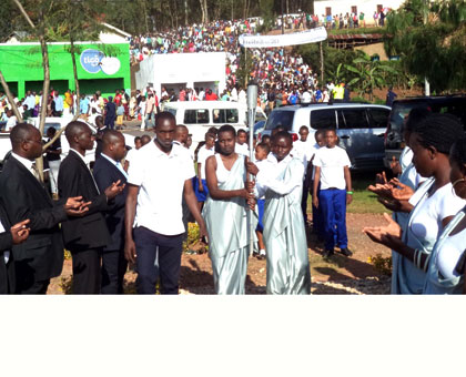 Residents follow the Kwibuka Flame as it is carried to Rusiga Sector offices from a neighbouring ground. Jean Pierre Bucyensenge.