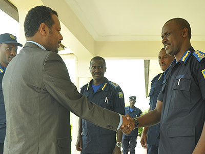 DIGP Dan Munyuza receives the IGP of Ethiopia Federal Police, Assefa Abiyu, at the RNP headquarters in Kacyiru yesterday. (John Mbanda)