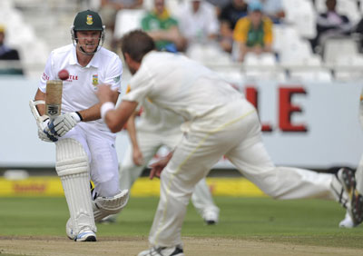 Australiau2019s Ryan Harris, front, prevents South Africau2019s Greame Smith, from making a run during the third day of the third test. Net Photo