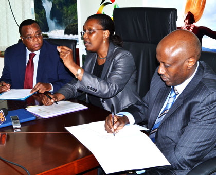 Amb. Rugwabiza (C) explains the tripartite marketing at the joint media briefing with ambassadors Kabonero (R) and Mwangemi. Courtesy.