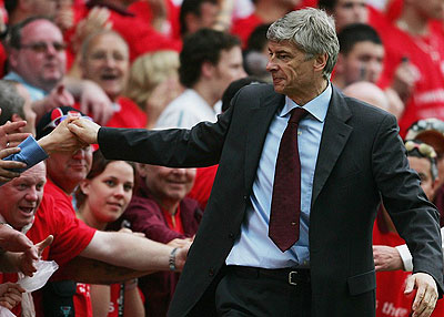 Wenger receives the acclaim from fans on an emotional occasion in May 2006, the final game to ever be played at Highbury. Net Photo