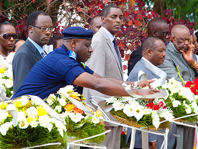 IGP Gasana lays a wreath at Rebero memorial site on Saturday. Timothy Kisambira.