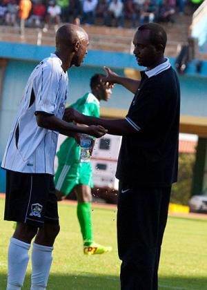 Coach Vincent Mashami talks with skipper Ismail Nshutiyamagara in a previous game. Experience will be key for APR in the remaining rounds of the league. T. Kisambira