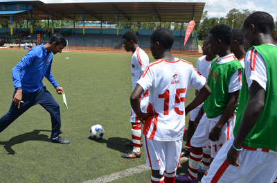 Rupen Shah, left, one of the two coaches from the Arsenal Academy School, taking the youth players through the first session yesterday. Sam Ngendahimana.