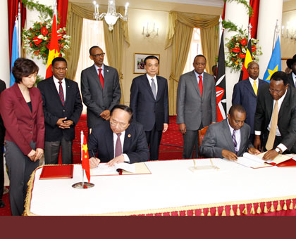 President Paul Kagame (standing third left), Chinese Prime Minister Li Keqiang, Kenyan President Uhuru Kenyatta and Yoweri Museveni of Uganda witness as the President of China Exim Bank, Li Ruogu (L) and Kenyau2019s Treasury Cabinet Secretary, Henry Rotich, sign the agreement for the first phase of the Standard Gauge Railway in Nairobi yesterday. Village Urugwiro.