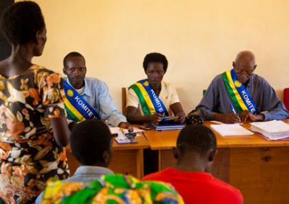 A local resident in Karongi district speaking to Abunzi in a court session. Timothy Kisambira