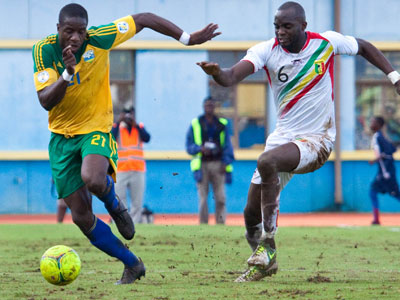 Rwandau2019s Edwin Ouon, left, wheels off as Maliu2019s Muhamed Sissoko chases during a 2014 World Cup qualifier at Amahoro Stadium in March 2013. (File)