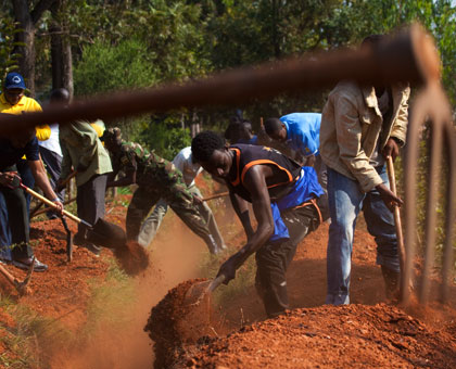 Residents of Kanyinya in Nyarugenge District dig trenches for water pipes during Umuganda. Timothy Kisambira. 