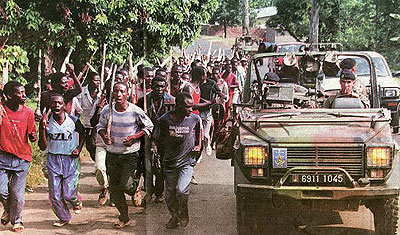 French troops with members of the Interahamwe militia in Rwanda during the 1994 Genocide. Net photo