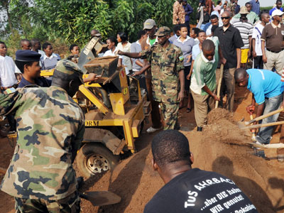 RDF soldiers join hands with civilians to construct housing units for the vulnerable in Ndera, Gasabo District, during a past u2018Army Weeku2019 campaign. (John Mbanda)