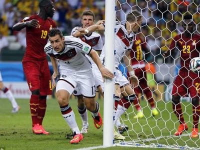 Miroslav Klose prods home Germanyu2019s equaliser from a corner. Klose equals Ronaldo's record of 15 World Cup goals. (intenet photo)