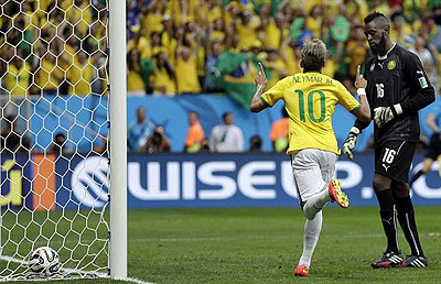 Neymar scored twice to help put Brazil into the last 16 of the 2014 World Cup as his side swept aside Cameroon on Monday night. Net Photo