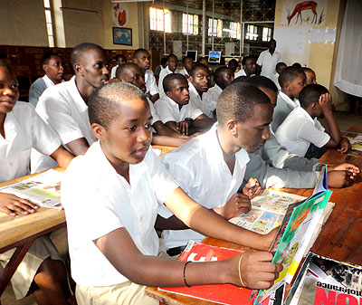 Students inside the Groupe Scolaire Officiel de Butare library. File