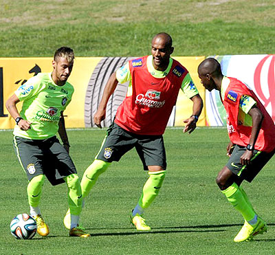 Brazil's Neymar (left), Maicon (centre) and Ramires during a training session for the World Cup 2014 in Teresopolis, Rio de Janeiro state, Brazil, on July 2. Net photo