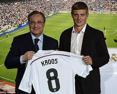 Real Madrid president Florentino Perez unveils Toni Kroos following his move. Net photo.