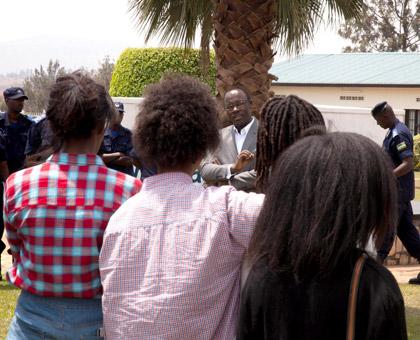 Kigali City Mayor Fidu00e8le Ndayisaba talking to the teens at police Kacyiru. (Timothy Kisambira)