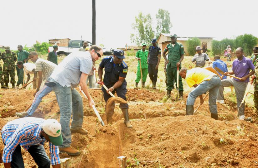 Police and members of the public during Umuganda. (Courtesy)