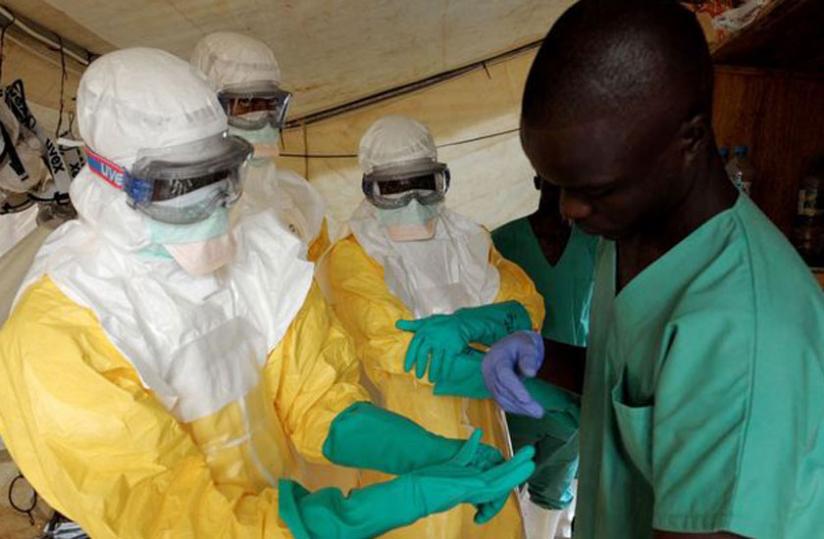 Health specialists work in an isolation ward in southern Guinea last July. (Net photo)