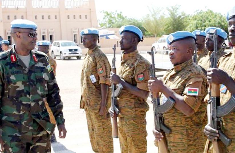 Gen. Kazura inspects a guard of honour mounted by Minusma peacekeepers. (Net photo)