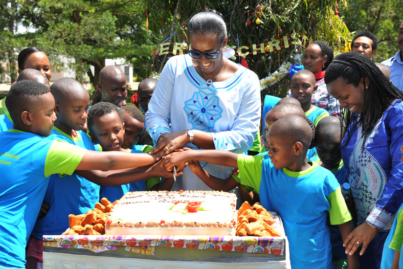 First Lady Mrs Jeannette Kagame yesterday hosted a Christmas party for children at Village Urugwiro. (Courtesy)