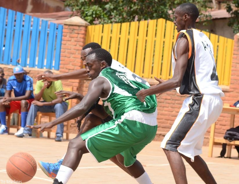 Aristide Mugabe (L) will be hoping to lead Espoir to wins over UGB today, APR tomorrow and UR-CASS on Sunday in the hoops league. (P. Muzogeye)