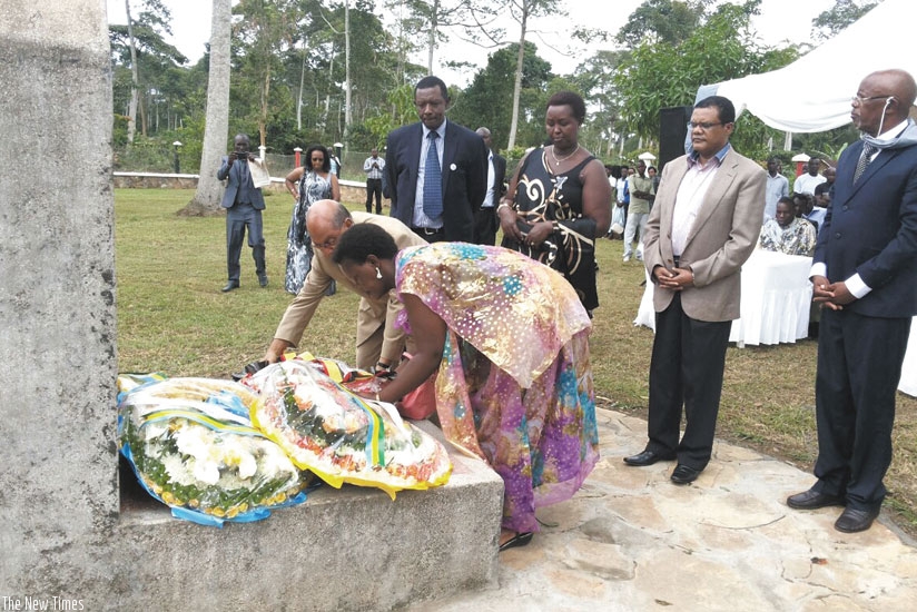 Muhmood Thobani lays a wreath on a mass grave as the High Commissioner to Uganda Frank Mugambage, his wife and other officials look on. (Gashegu Muramira)