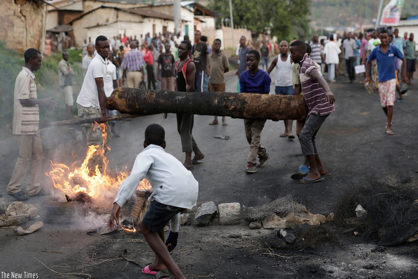 Demonstrators set up a barricade during clashes with riot police in Bujumbura. (Internet photo)