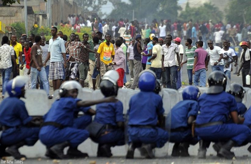 Burundian riot police form a barricade to hold protesters back during a demonstration against the president's bid to cling to power for a third term in Musaga, outskirts of Bujumbura recently. (Internet photo)