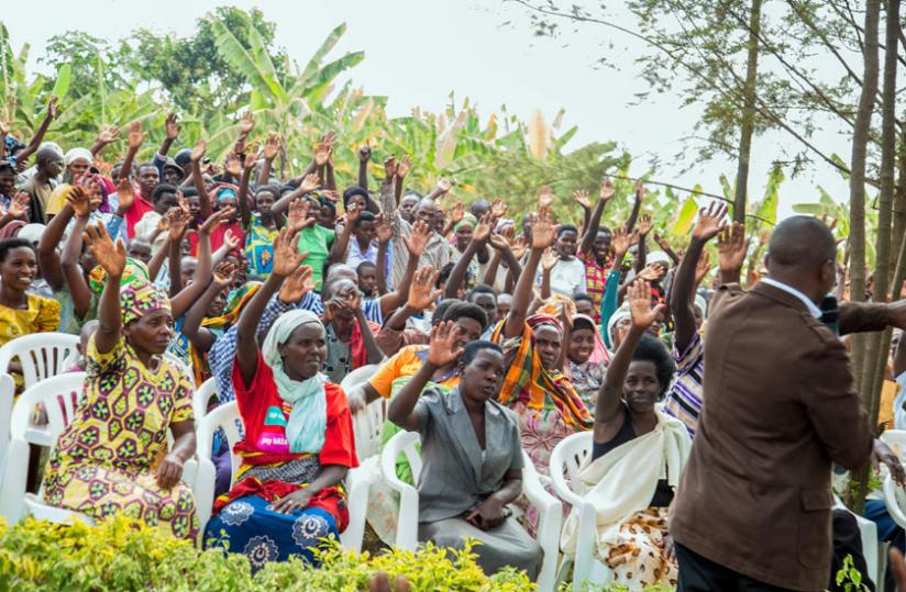 Thousands of Gikomero Sector residents vote for the removal of presidential term limits yesterday during a consultative session with Members of Parliament. (Doreen Umutesi)