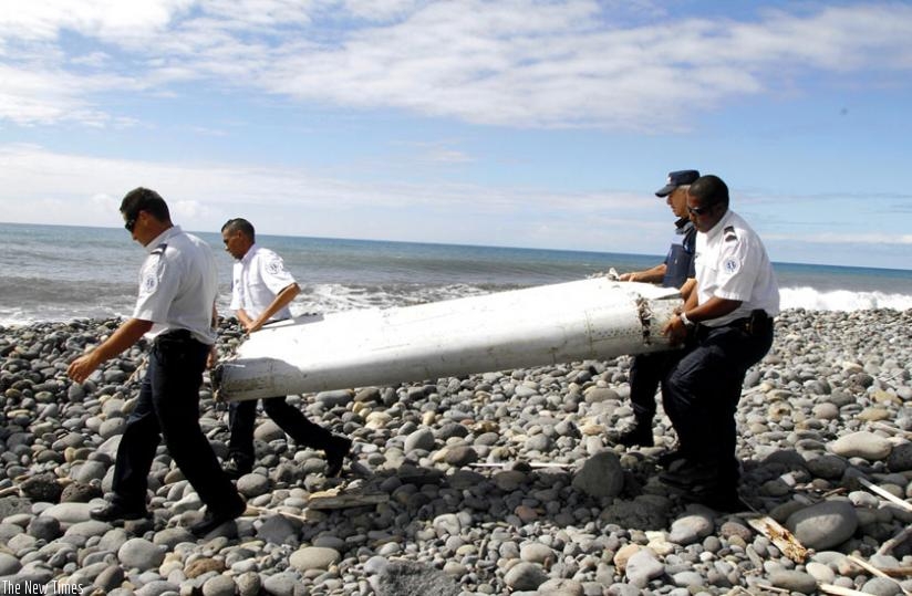 French and Malaysian technical experts carry debris from the Indian Ocean island of Reunion last week. (Net photo)