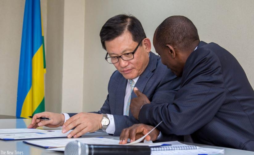 Lee and Seminega consult prior to signing of the MoU on e-Procurement in Kigali yesterday. (Doreen Umutesi)