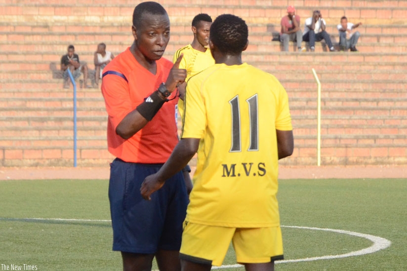 Hudu Munyemana (L) cautions a player during a league game. He is one of the two referees who will attend a FIFA elite A referees course in Egypt. (S. Ngendahimana)