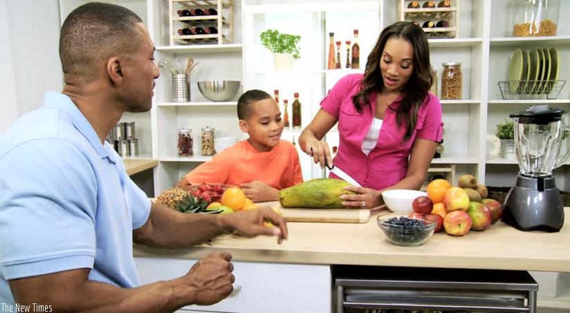 Nutritionists say childrenu2019s diets should include plenty of fruits and vegetables. (Net photo)