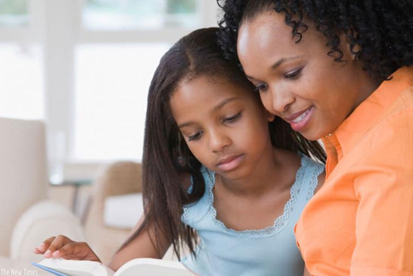 A mother teaches her daughter how to read. (Net)