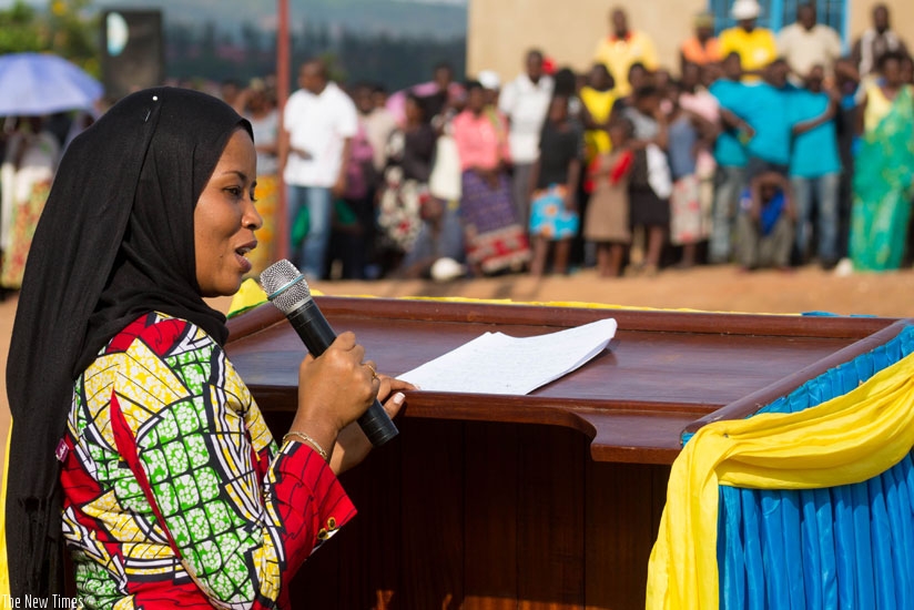 MP Nura Nikuze explains changes made in the Constitution to residents of Kimironko and Remera sectors yesterday. (All photos by T. Kisambira)