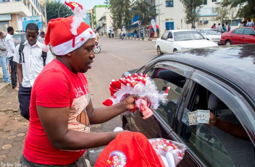 A hawker sells toys to a motorist on Christmas Eve in downtown Kigali. (Doreen Umutesi)