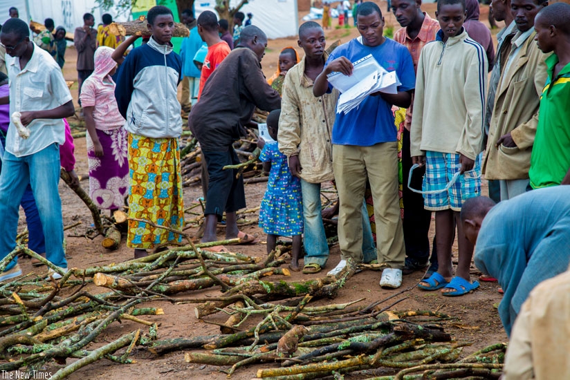 Burundian Refugees receive firewood last year at Mahama Refugee camp. (Doreen Umutesi)