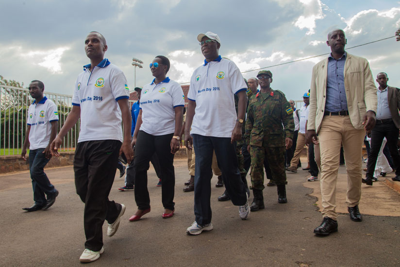 Prime Minister Anastase Murekezi (with a hat) launches the National Heroes Week by participating in a walk from KBC to Petit Stade. (Faustin Niyigena)