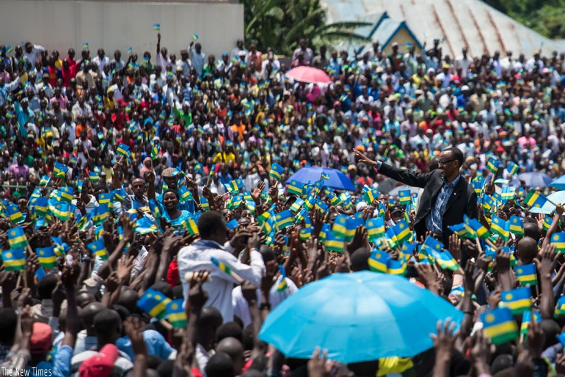 Excited residents of Rubavu District welcome President Kagame as he concluded a three-day citizen outreach tour. The President stressed throughout the tour that good governance needs to be at the centre of people's development. (Village Urugwiro)