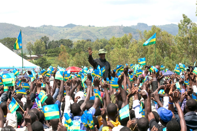 Thousands of residents welcome President Kagame to Karongi District yesterday. (Village Urugwiro)