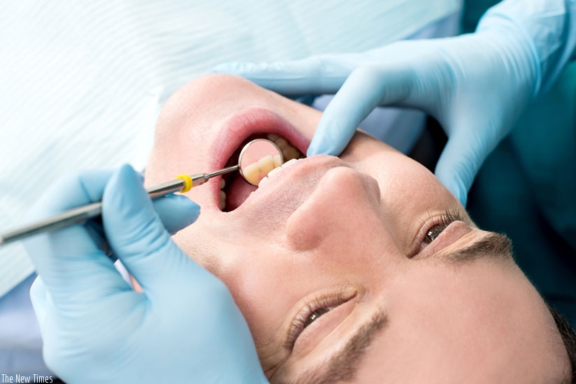 A man receives dental care. (Net photo)