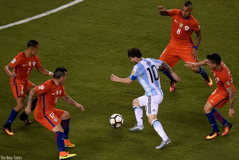 Messi surrounded by Chile's Alexis Sanchez, Gary Medel, Arturo Vidal and Charles Aranguiz (Net photo)