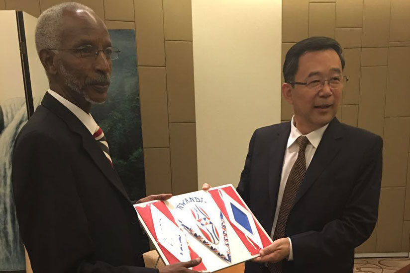 Ngarambe exchanges a gift with the mayor of Guiyang in Guizhou Province.( Courtesy photos)