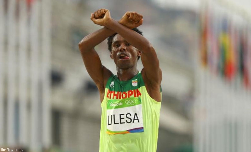 As he took the silver medal, Feyisa Lilesa crossed his arms above - a gesture made by the Oromo people. (Net photo)