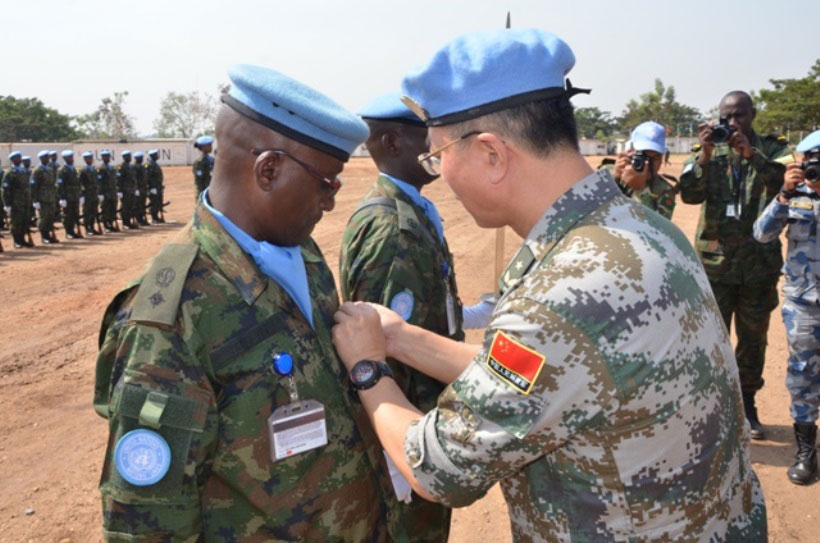 Gen Yang (R) decorates Rwanbatt1 Commanding Officer, Lt Col Ndengeyinka during the UN Peacekeeping Medal ceremony at UNMISS Tomping base camp earlier this week. / Courtesy