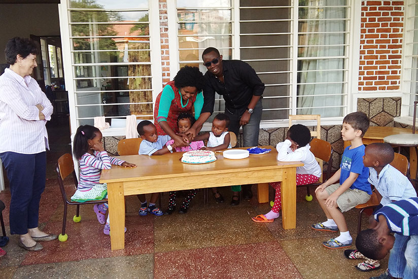 Tesi flanked by her parents, sister and cousin cut the cake. / Courtesy