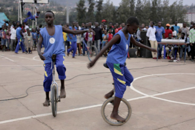 The acrobats treated the crowd to outstanding acrobatic performances. / A. Umumararungu.