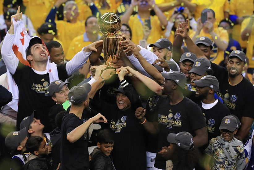 The Golden State Warriors celebrate winning their second NBA title in three years following victory at the Oracle Arena. / Internet photo