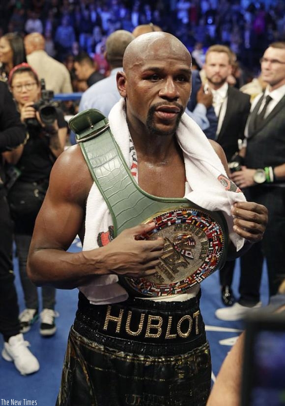 Mayweather walks away with his WBC Money Belt after beating McGregor in Las Vegas. / Internet photo