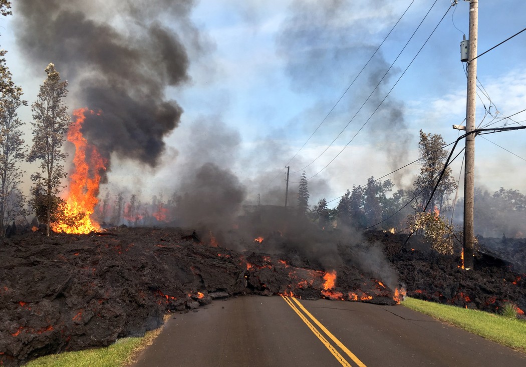 Lava from a fissure slowly advances to the northeast on Hookapu Street after the eruption of Hawaii's Kilauea volcano. (Net photo)